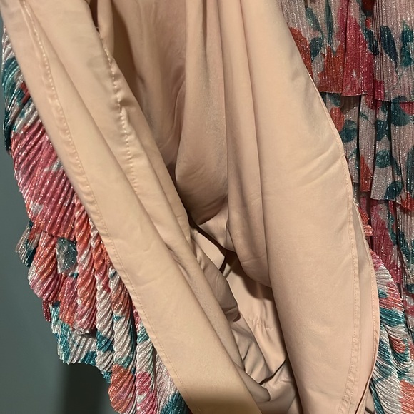 Gianni Bini
Grace Metallic Plisse Sweetheart Neck
Cut-Out Tiered Dress - Picture 8 of 8